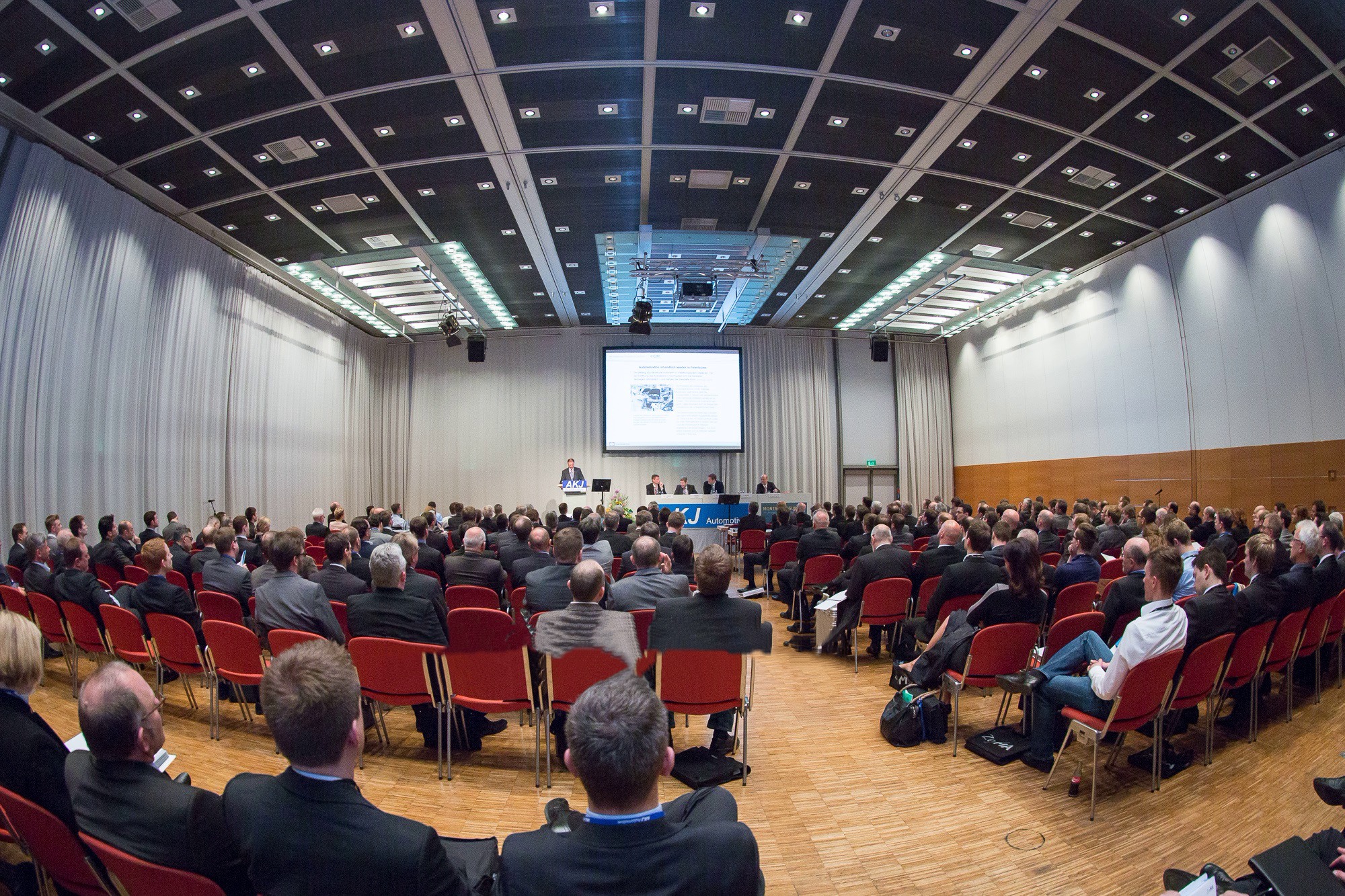 Blick über das Fachpublikum im großen Kongresssaal des AKJ Automotive